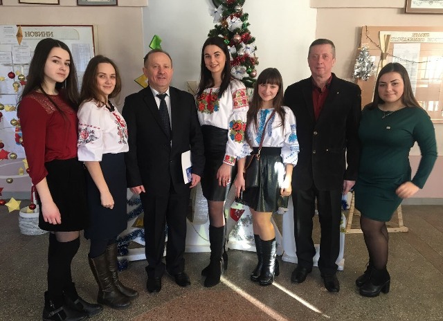 Студенти та декан Чайка В.М. та викладач виразного читання Юрків М.М.